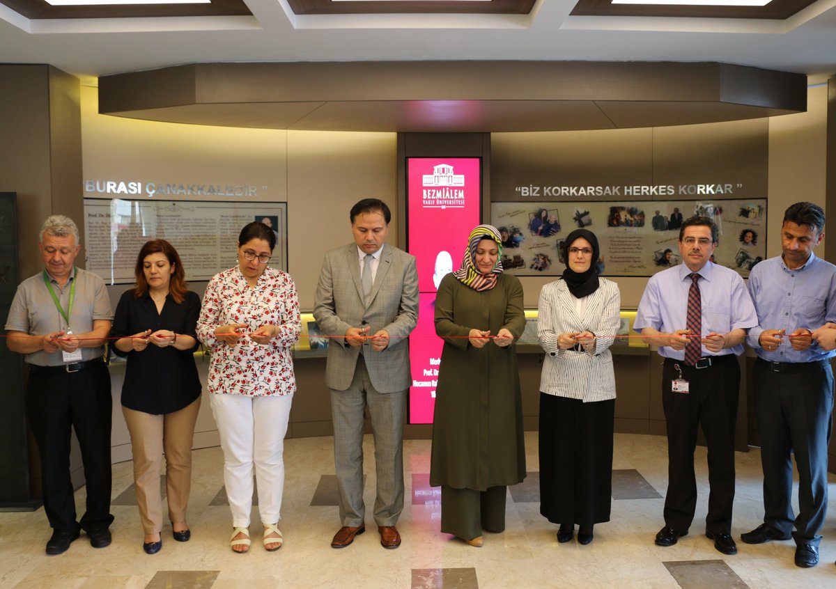 Ülkemizin bağımsızlığı ve birliği için hayatını feda eden Şehit Prof. Dr. İlhan Varank’ın ismini taşıyan yerleşkemizde adına yaptırılan anı köşesi açılışını değerli eşinin katılımıyla gerçekleştirdik. Unutmadık, unutmayacağız! #15Temmuz