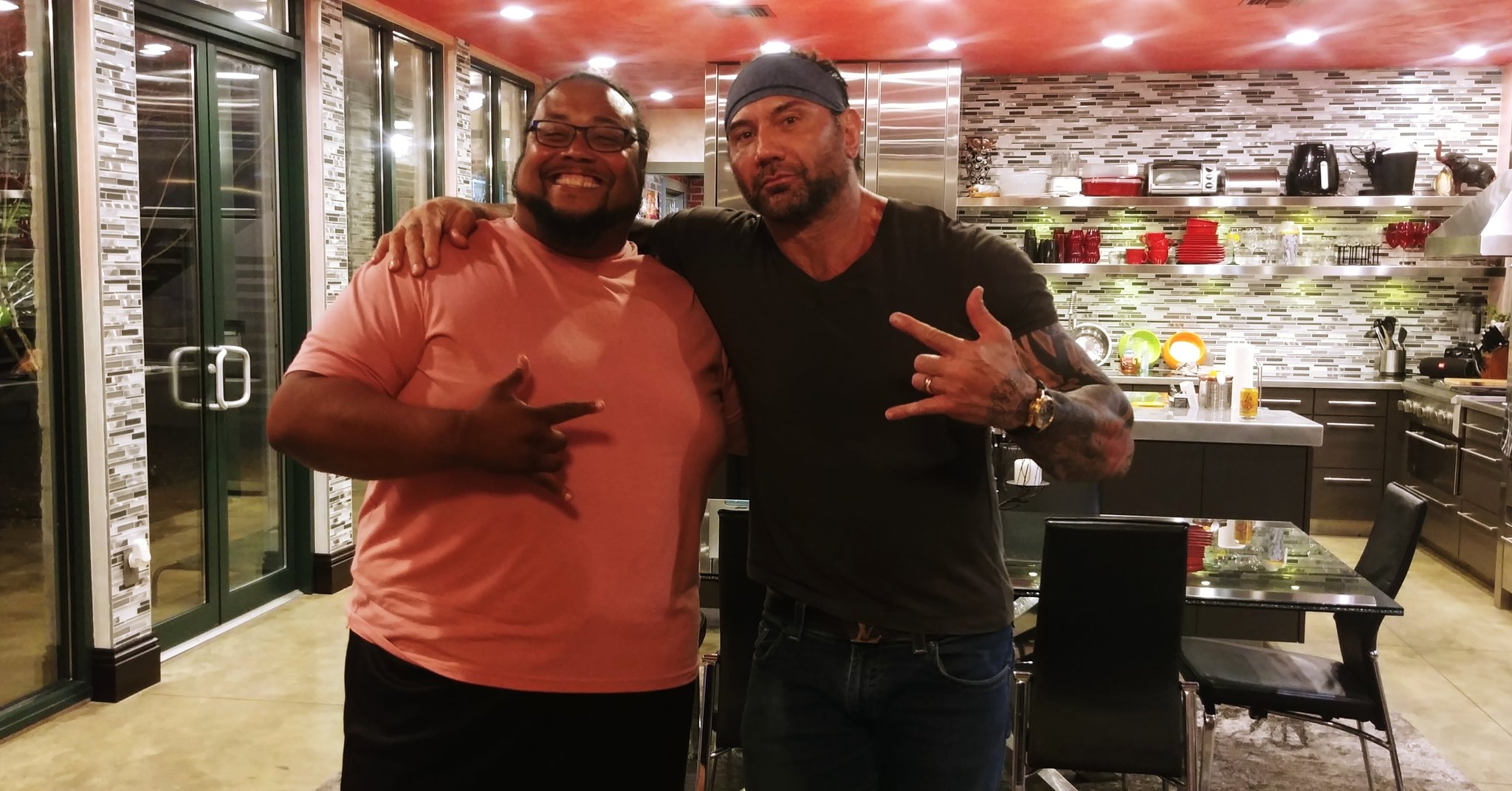 Dave Bautista aparece com visual intimidador na primeira imagem do