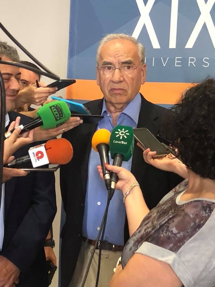 jcpereznavas's tweet photo. Escuchar a Alfonso Guerra es siempre un lujo. Para explicar cómo se gestó la Constitución del 78, y adentrarse en la crisis territorial, una oportunidad única. Juan Cano ha desgranado las causas de muchas situaciones que aún ocurren tras años de autonomías. Dos clases magistrales https://t.co/PlirPLbsmT