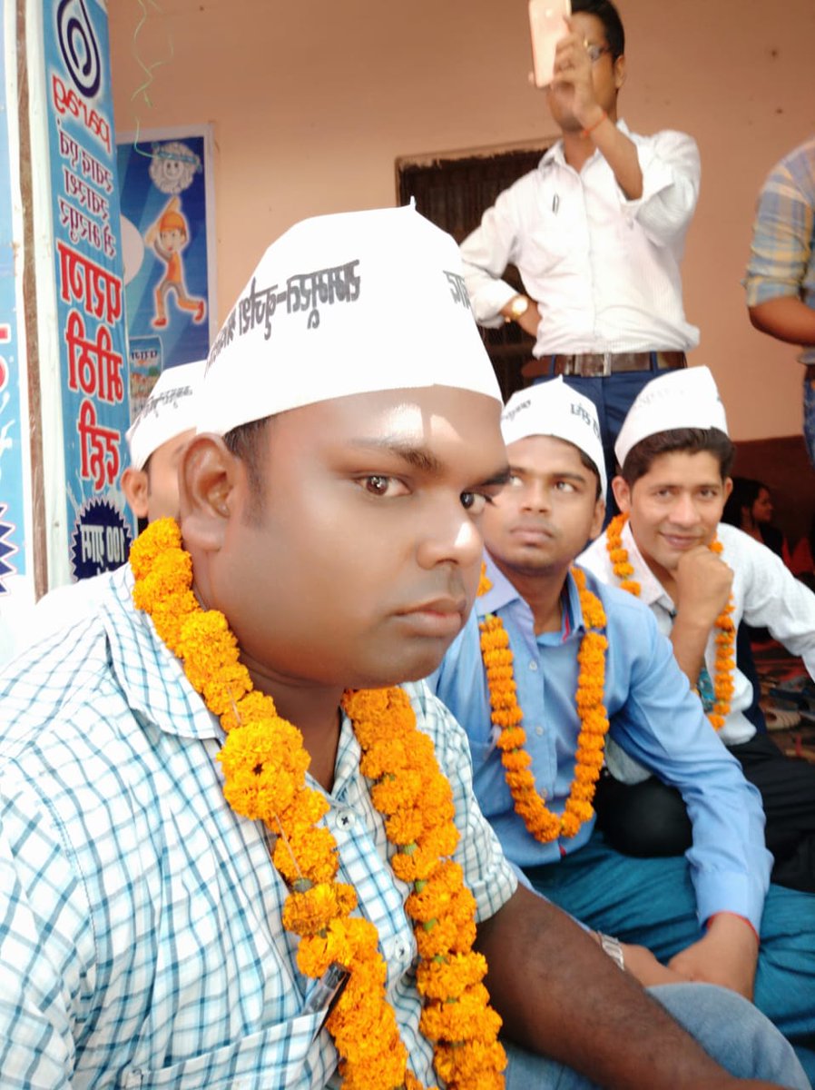 manav15837516's tweet photo. #underpaidlekhpal @CMOfficeUP @RavishKumarNDTV @sangh_up @News18UP @BJP4India @kpmaurya1 @arunjaitley @aajtak @Aamitabh2 शेर -ए-रुद्रपुर 
कुशासन का बर्खास्त रुपी ड्न्डा चलने के बाद सम्मानित होते हुये
हर हर महादेव https://t.co/f43pcooBXC