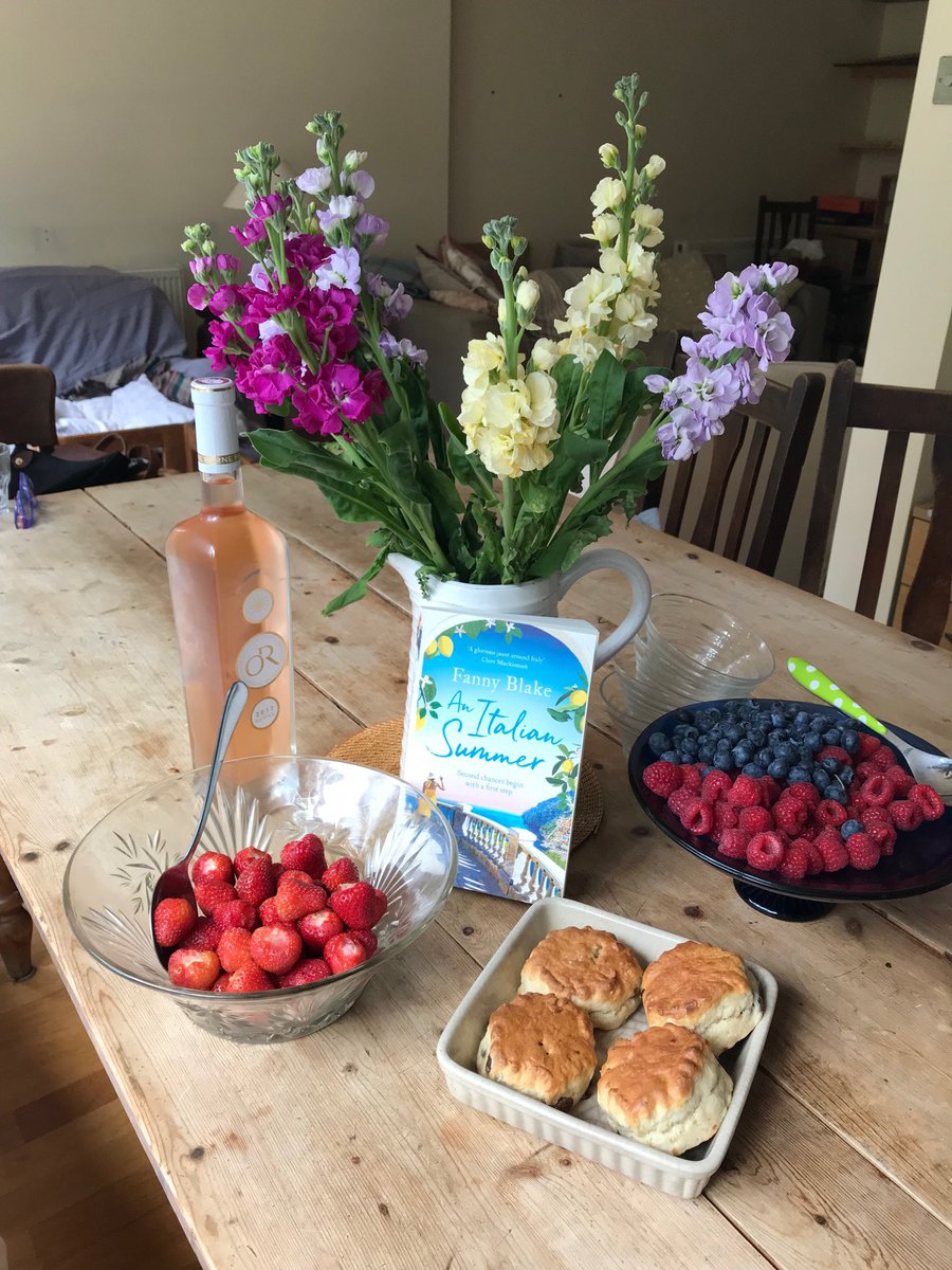 Huge thanks to ⁦<a href="/tessahilton6/">Tessa Hilton</a>⁩ to whom my new book is dedicated for a fancy pre-pub tea