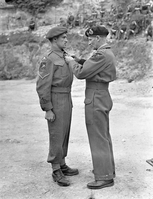 6thairborne's tweet photo. 16th July 1944 Investiture #LEcarde quarry #Amfreville Field Marshal Sir Bernard Montgomery decorating L/Cpl. Russell A. Geddes, #1stCanadianParachuteBn B Coy, 6 Pln #Calvados #Normandy #OTD

https://t.co/nw90ebpa43 https://t.co/DHj1wjdepb