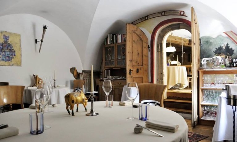identitagolose's tweet photo. I ristoranti dell'estate: Trentino.
Iniziamo la rassegna estiva con sette insegne da non perdere nella provincia di Trento, scelte dalla #GuidaIdentitaGolose https://t.co/wRtbHFtuP1 https://t.co/vXOs7iqEGI