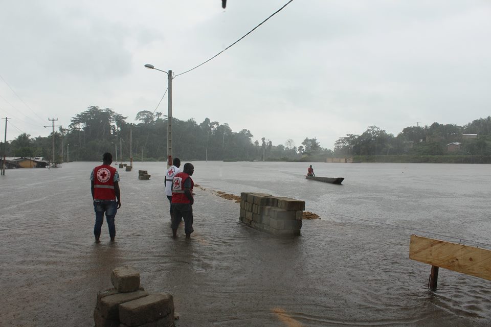 CroixCote's tweet photo. #ACTIONSCRCI : LA CROIX-ROUGE DE COTE D’IVOIRE AUX COTES DES SINISTRES D’ABOISSO.
La rivière déborde et fait 2 morts.
Une mission de la CRCI s’est rendue sur les lieux et a permis de se rendre compte des énormes besoins des populations.@ishimwee,@IFRCAfrica,@moustafdialodk2 https://t.co/a2xtSkC0qi