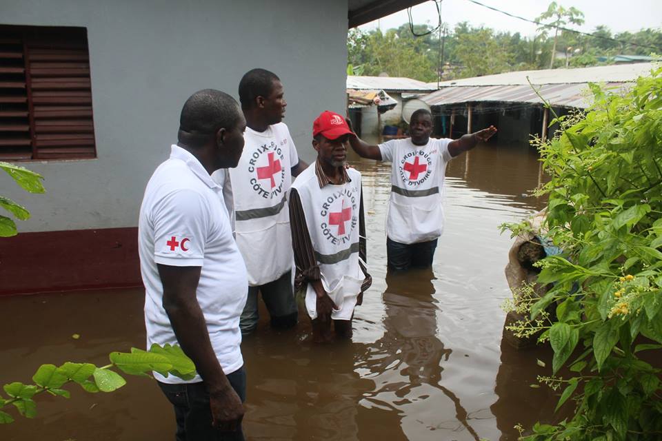 CroixCote's tweet photo. #ACTIONSCRCI : LA CROIX-ROUGE DE COTE D’IVOIRE AUX COTES DES SINISTRES D’ABOISSO.
La rivière déborde et fait 2 morts.
Une mission de la CRCI s’est rendue sur les lieux et a permis de se rendre compte des énormes besoins des populations.@ishimwee,@IFRCAfrica,@moustafdialodk2 https://t.co/a2xtSkC0qi