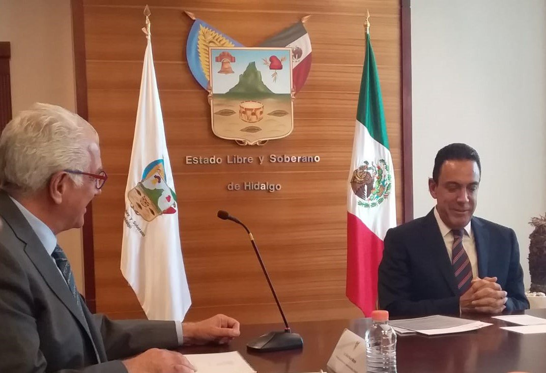 canaive's tweet photo. Nuestro Presidente @VictorRayek sostuvo reunión con @omarfayad, Gobernador de @gobiernohidalgo, donde se presentaron las acciones de la @canaive para impulsar la competitividad y productividad de las empresas hidalguenses de la industria de la confección. https://t.co/gmcjCR2qQr
