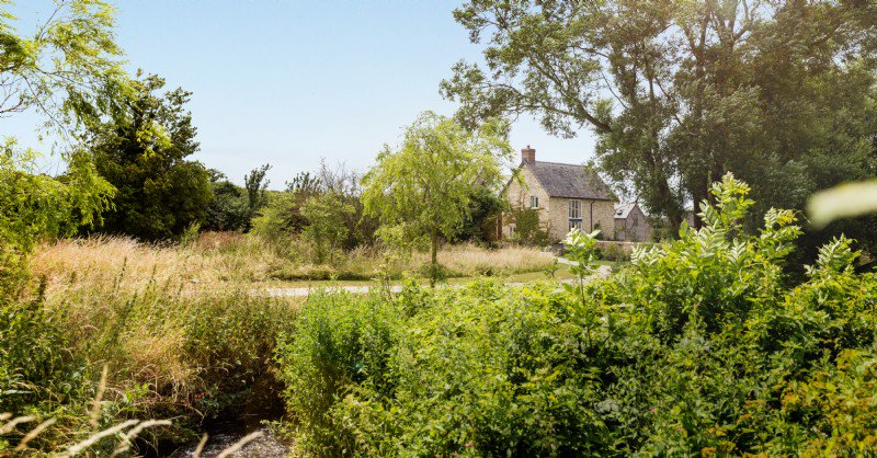 *New* Linger awhile at our latest arrival, where kingfishers dance over trickling streams and deer bound carefree in the rewilded meadow ow.ly/HSOJ30kYu5g #luxurytravel #dorset #selfcatering #ecofriendly