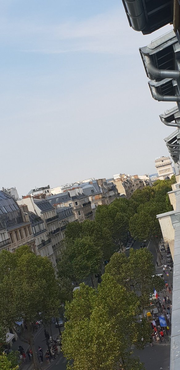 One75017's tweet photo. Quelle frustration d'être à quelques mètres de nos champions !
De ne pas être sur l'avenue des champs élysées mais de voir quand même l'arc de triomphe 🤣🇫🇷#FiersdetreBleus #ViveLaFrance #ChampsElysees #CHAMPIONSDUMONDE2018 https://t.co/Wifm3JxOPT
