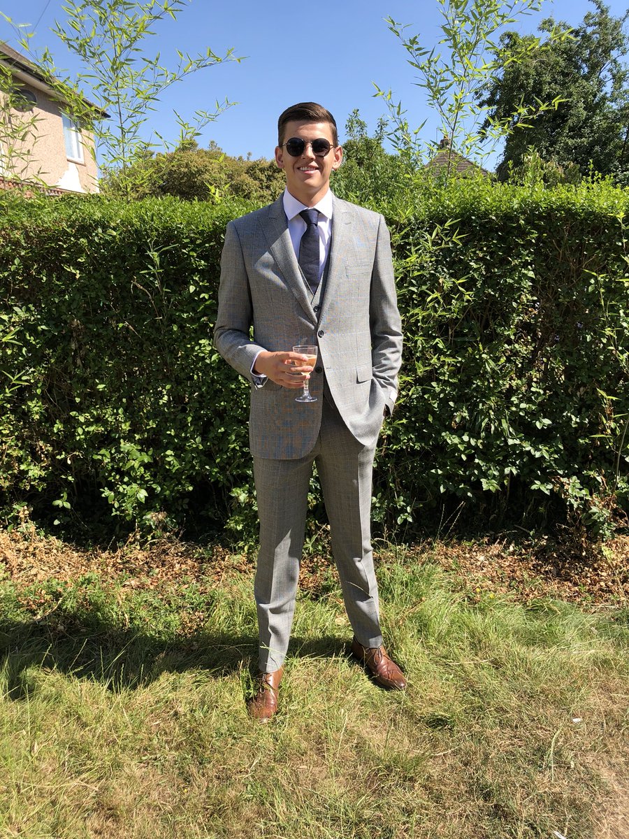 AlexMiddlebrook's tweet photo. Such a good night last night at my Graduation Ball. Can’t believe that it’s officially over! @BirdCollegeUK #Classof2018 https://t.co/uR6RRKc6gI
