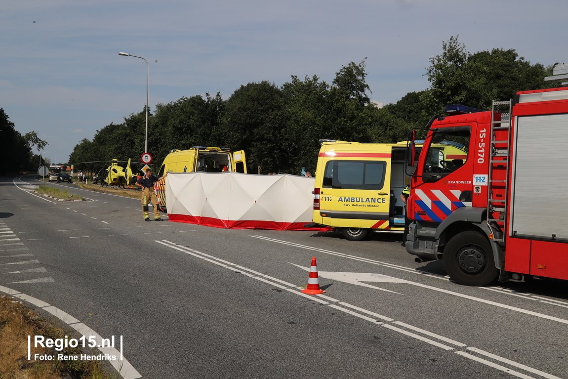 regio15's tweet photo. De traumahelikopter is vlakbij het ongeval op de #Katwijkseweg #N441 geland. De inzittende(n) van de auto is/zijn er uit. https://t.co/0xY2hVVwKh