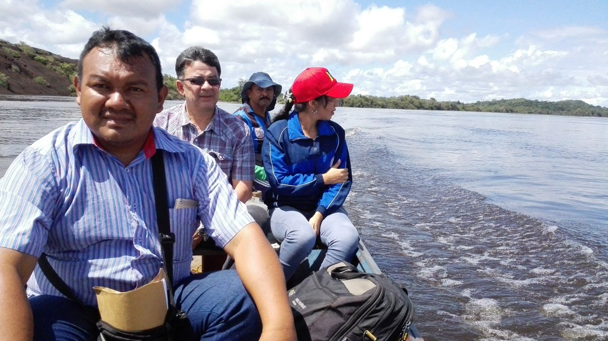 GOB_MiguelR's tweet photo. #Amazonas | Seguimos dando la batalla al frente de la contingencia por la crecida del #RioOrinoco atendiendo a nuestro Pueblo en el municipio  #Autana en #SabanitaDeRaton https://t.co/1eExruC5zY