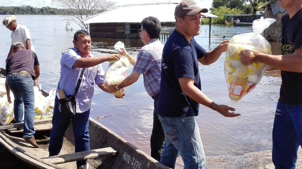 GOB_MiguelR's tweet photo. #Amazonas | Seguimos dando la batalla al frente de la contingencia por la crecida del #RioOrinoco atendiendo a nuestro Pueblo en el municipio  #Autana en #SabanitaDeRaton https://t.co/1eExruC5zY
