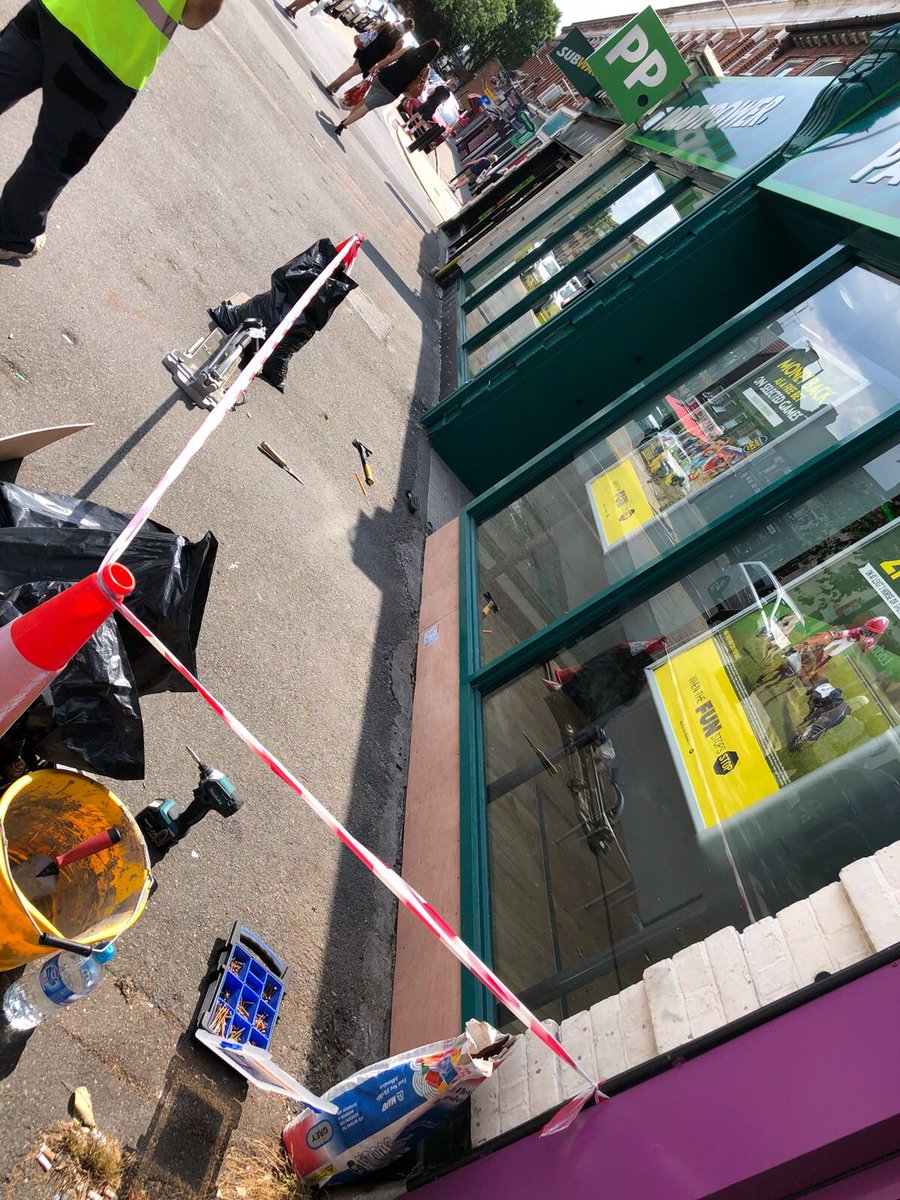 HartleyCServLtd's tweet photo. #hartleyservices #shopfronts #flooring #screeding #concrete #workingwithglass #frames #windows #glazing #youcanbetonus 👍🏼 #familybusiness #whenthestacksarehigh #Commercial #industrial #paintinganddecorating #refurbishment #refurb #professional https://t.co/fxOQmVOHm3