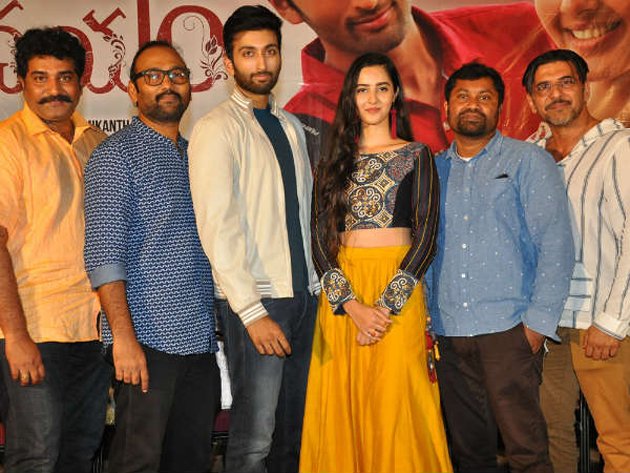 tupaki_official's tweet image. It Is Not Liplocks, Strip Clothes Love!
english.tupaki.com/movienews/arti…
 #Parichayam #moviedirector #Lakshmikant #Pressmeet