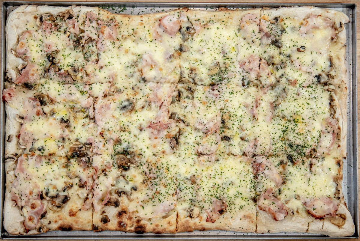 Just look at the meatier cheesier side of life! 😋

#meat #cheese #ham #pizza #pizzapics #pizzas #pizzatime #pizzalover #pixxafan #romanpizza #whitechapel #whitechapelgallery #whitechapelroad