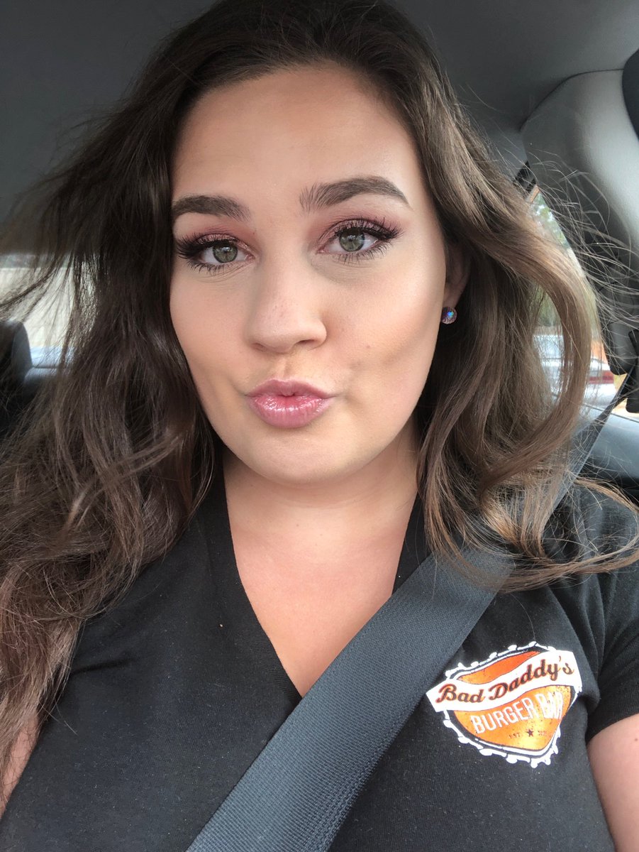 Kraww52's tweet photo. If yo waitress look this good ๐ and you not tipping 20% donโt sit in my girl section ๐
#1stDay #BadDaddysFinest #DAYUMMMMM https://t.co/RpOQY02Da1