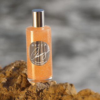 PalacinkaBeauty's tweet photo. .@chrissyteigen x @BECCA_COSMETICS Glow #Bodyoil #review now on the blog!  CLICK: https://t.co/7FBZy3p1BR #beautyblog #beautyblogger #bronzer #liquidbronzer #bodycare #highlighter #summerbeauty https://t.co/Z7ut96AdVQ