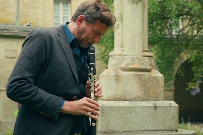 Citizenjazz's tweet photo. [VIDEO] Plates-bandes originales à Coutances @JazzSLP #RobinFincker
https://t.co/FrO1KYCTUX https://t.co/DtEVpQSHDB