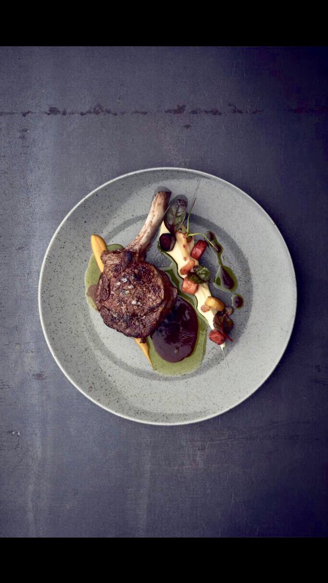 fabianlesaucier's tweet photo. Heute gibts Kalbskotelett mit Karottengemüse, Kartoffelpüree und Jus de Veau 🐂

#jus #kalbskotelett #Kalb #veal #jusdeveau #sauce #foodporn #foody #nommnomm #order #gourmet #healthyfood #superpower #handmade #swiss #madewithlove https://t.co/HzviUhYnqR