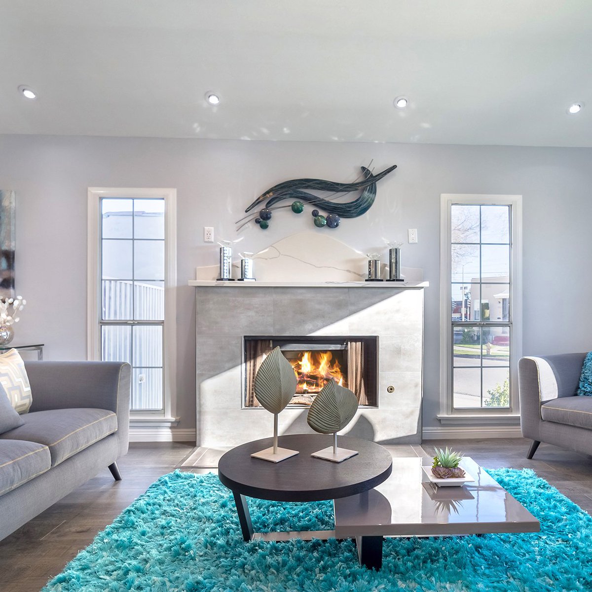 AllaModaDesign's tweet image. What&apos;s your favorite aspect of this modern living room: the dual-level coffee table, Marvin Gray Sofa Set, or the carefully curated accent pieces? Whatever your pleasure, find it at AllaModa.