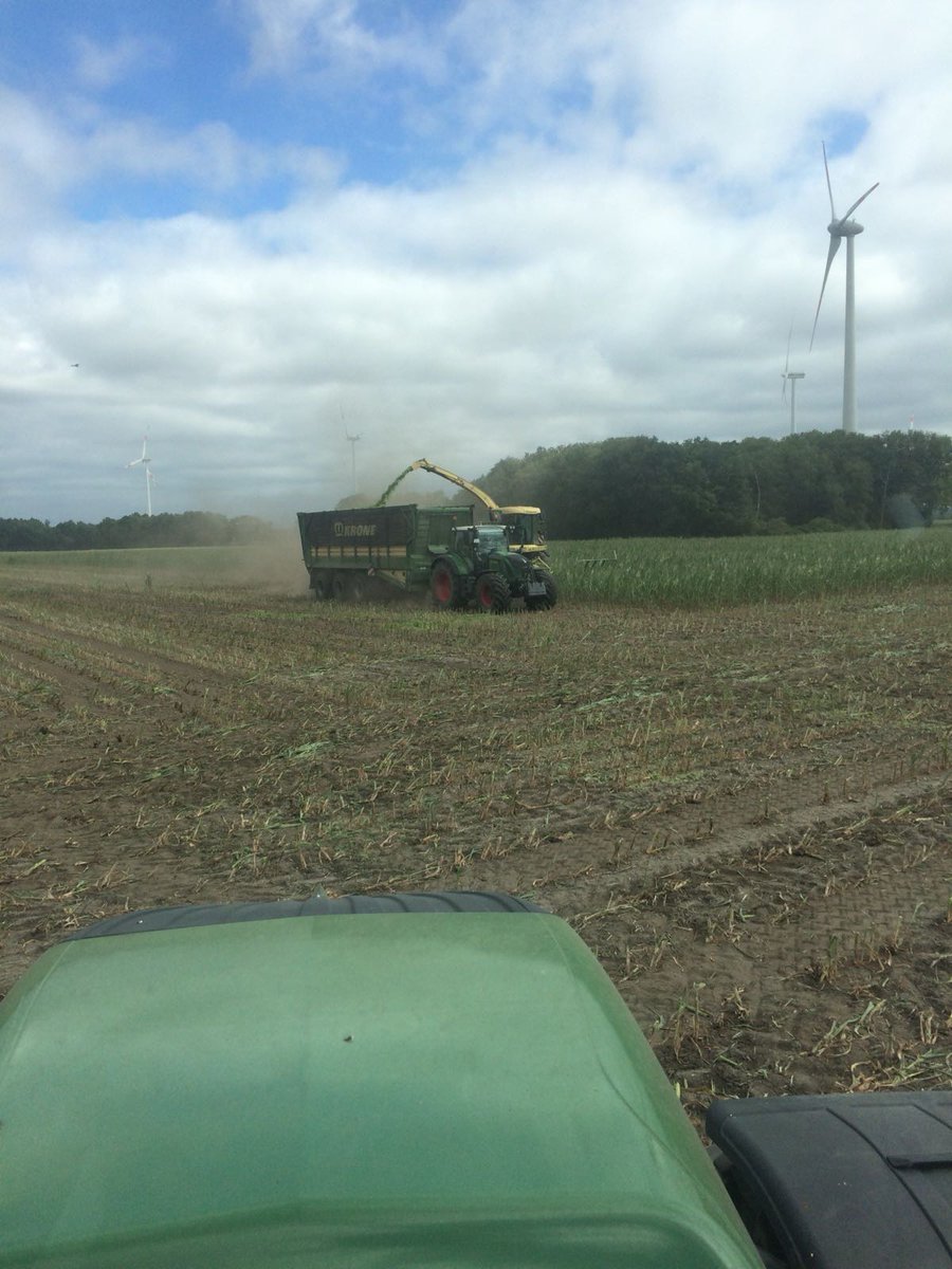 OrdigaDe's tweet image. #Maishäcksler im Juli?? Leider zu trocken, das Wetter macht den Bauern zu schaffen, Ernteausfääle sind bereits jetzt zu verzeichnen. Leider zu früh, aber hier sind #Claas, #Krone und #Fendt im Einsatz.
Vielen Dank für die Zusendung, schönen Feierabend!
