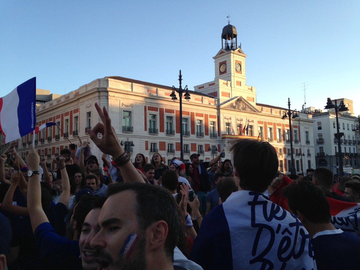 Super_Henry's tweet photo. . @AntoGriezmann, @Lemar27official, @LucasHernandez et @raphaelvarane, la Puerta del Sol était française pour vous hier et on souhaiterait vous accueillir dignement à l’aéroport. Vous arrivez quand ? ⭐️🇫🇷⭐️ #Merci #ChampionsFrères https://t.co/ooIUTfVQMk
