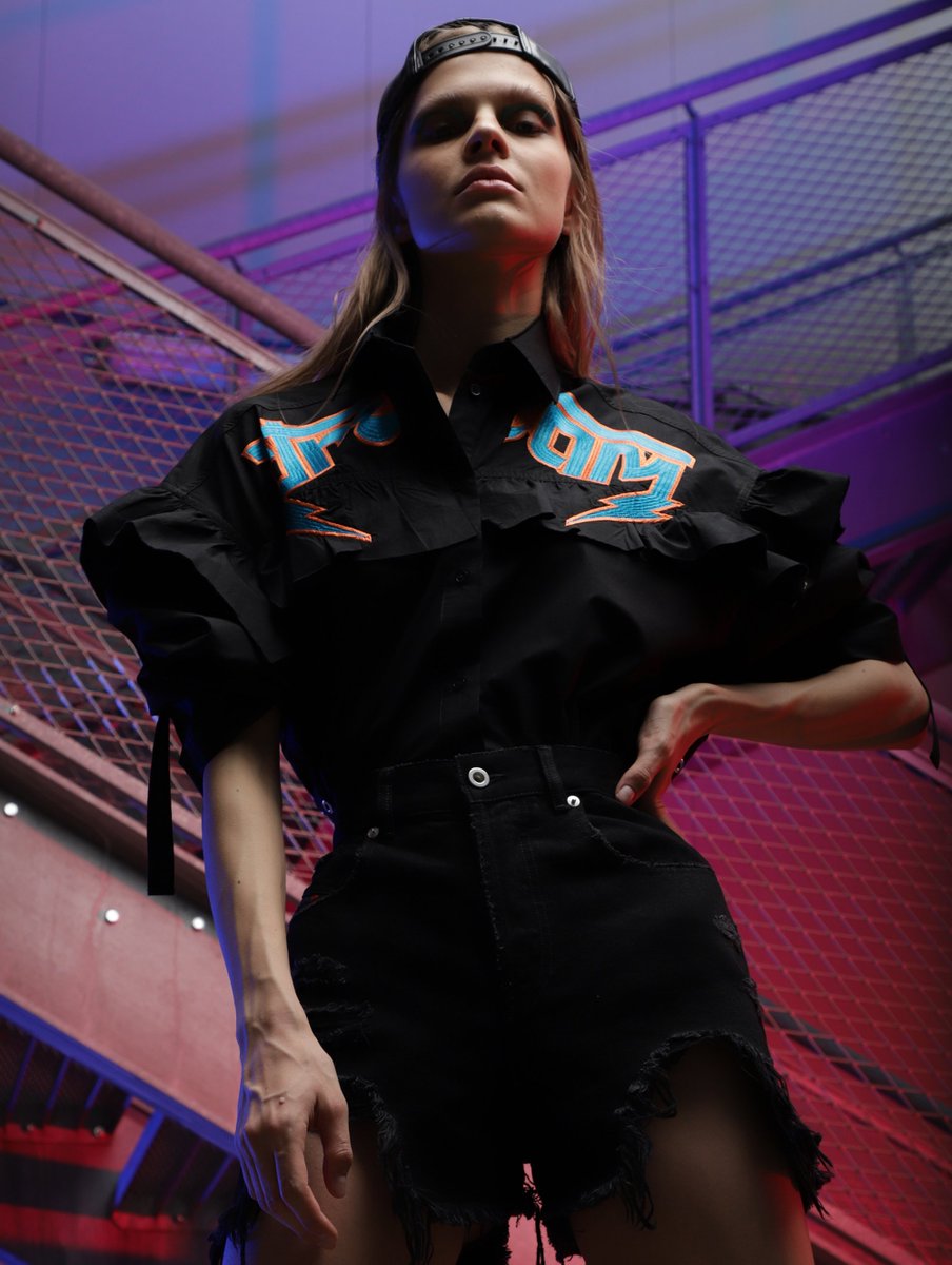 DIESEL's tweet photo. Living the dream, one dreamy shirt at a time. #DieselNoize #GraphicTops https://t.co/aFEOuO33LD