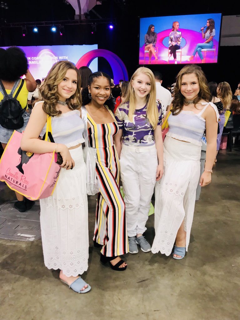 layahayes's tweet photo. Weekend @beautycon @NaviaZRobinson @Dambrosiotwins @thekellygrace #djlelab #cordell ✨ https://t.co/5Kz5BTR0mb