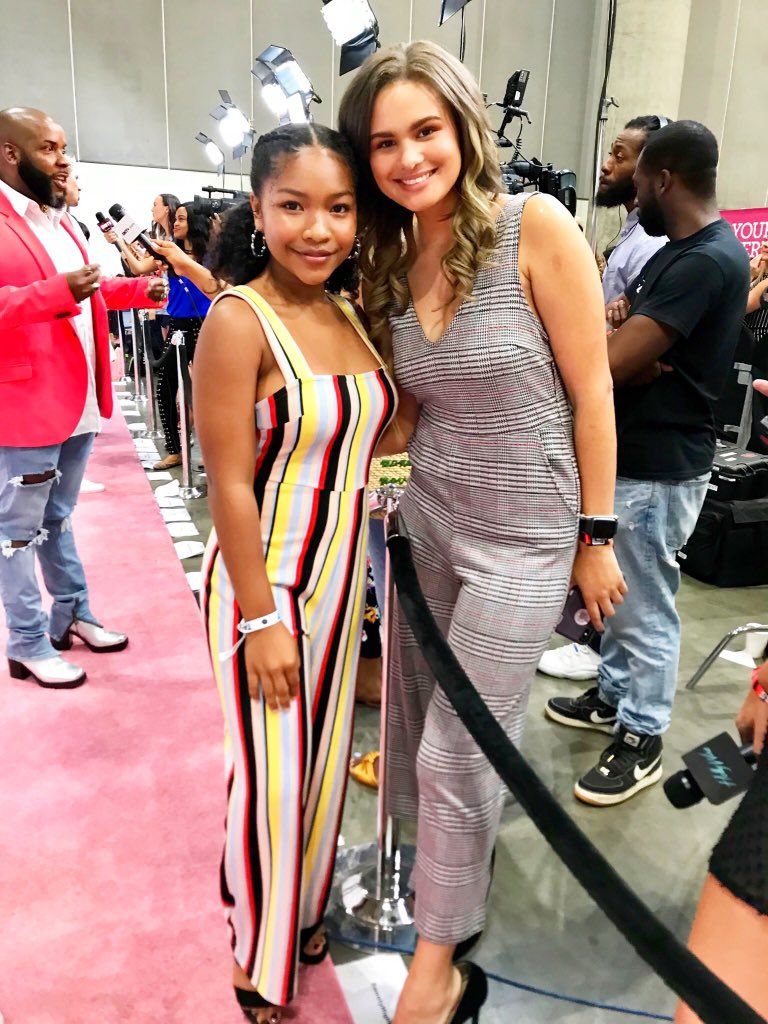 layahayes's tweet photo. Weekend @beautycon @NaviaZRobinson @Dambrosiotwins @thekellygrace #djlelab #cordell ✨ https://t.co/5Kz5BTR0mb