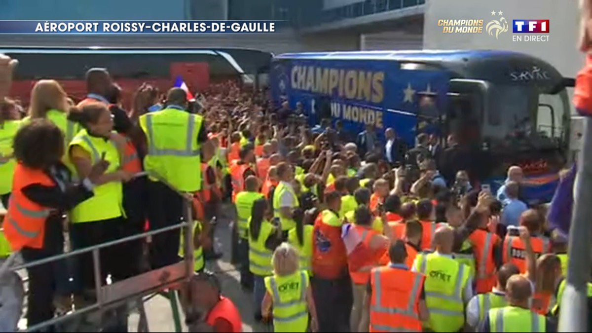 ivecocevi's tweet photo. Bravo à nos BLEUS de l'équipe de France pour le titre de Champion du Monde ! ⭐️⭐️
Et bien sur pour bien faire les choses c'est un bus IVECO Magelys qui emmène les bleus sur les Champs Élysée ;)
#IVECO #Magelys #CEVI #Fifaworldcup2018 #Championdumonde #Champsélysée #bravo https://t.co/8LsMMv1nyW