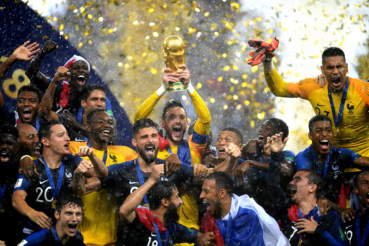 ivecocevi's tweet photo. Bravo à nos BLEUS de l'équipe de France pour le titre de Champion du Monde ! ⭐️⭐️
Et bien sur pour bien faire les choses c'est un bus IVECO Magelys qui emmène les bleus sur les Champs Élysée ;)
#IVECO #Magelys #CEVI #Fifaworldcup2018 #Championdumonde #Champsélysée #bravo https://t.co/8LsMMv1nyW