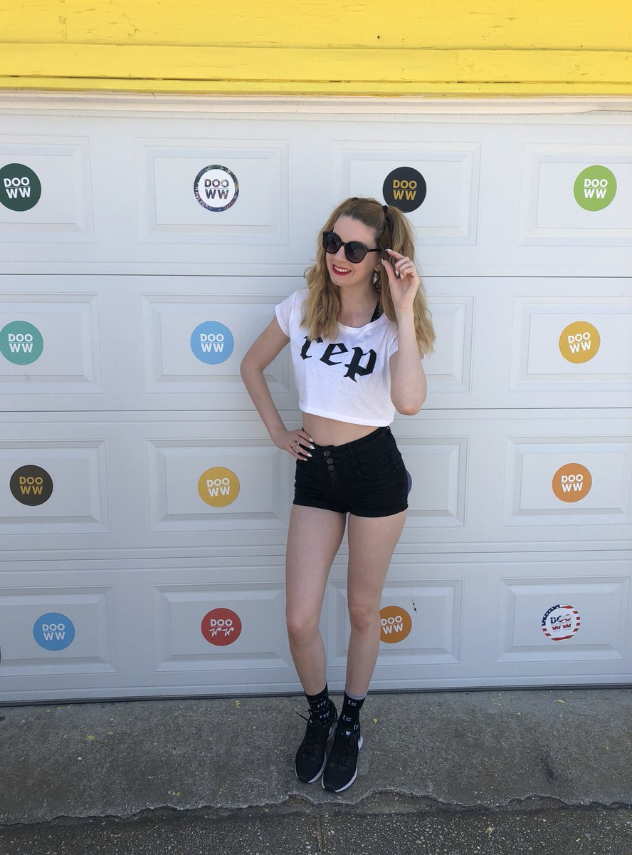 REDputation_'s tweet photo. 5๏ธโฃ DAYS LEFT UNTIL I SEE MY FAVE โ๏ธโ๏ธโ๏ธโ๏ธ Iโm trying to rock rep gear/Taylor inspired things all vacay and so far nobody has any idea what โrepโ means ๐๐๐ wish me luck with the locals @taylornation13 @taylorswift13 #RepTourMetLife #ReputationStadiumTour #repprep https://t.co/42hIBH34nU