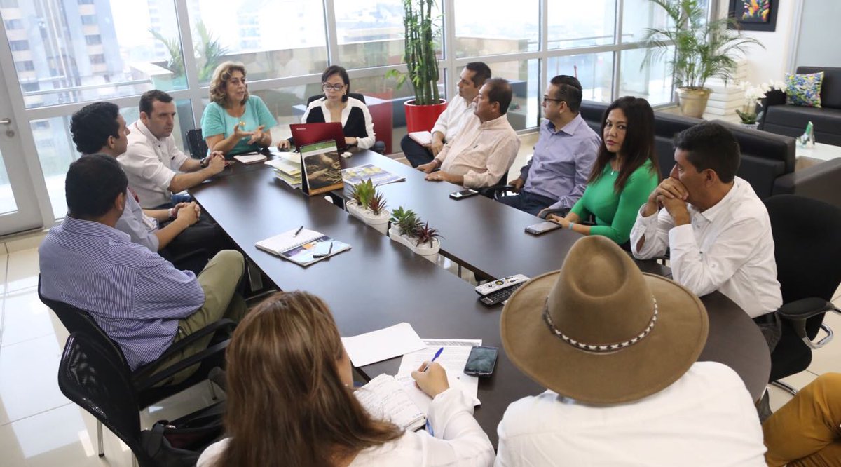 GobMeta's tweet photo. #AEstaHora| En el 7mo piso de la @GobMeta, María Consuelo Rodríguez, gobernadora (e) del Meta, junto con Gustavo Jiménez y Jorge Plata, directores de los institutos de @turismo_meta y @transitometa, respectivamente, se reúnen con representantes de diferentes gremios del Meta. https://t.co/nvSfqovyIl