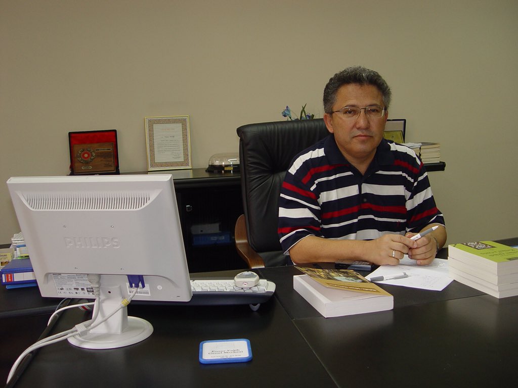 Bugün 16 Temmuz. Vakfımızın eski başkanı Rahmetli Ahmet Şişman büyüğümüzün ahirete irtihalinin 7. sene-i devriyesi. Güzel hizmetleriyle güzel bir iz bıraktı gönüllere. Allah rahmet eylesin, mekanı cennet olsun.