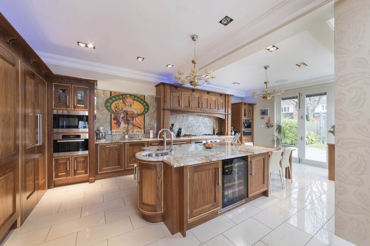 SandersonYoung's tweet image. Extensively refurbished to an incredibly high standard, this very special detached house has an integrated sound system to all rooms, remote controlled curtains/blinds and sophisticated mood lighting:

sandersonyoung.co.uk/property/westf…