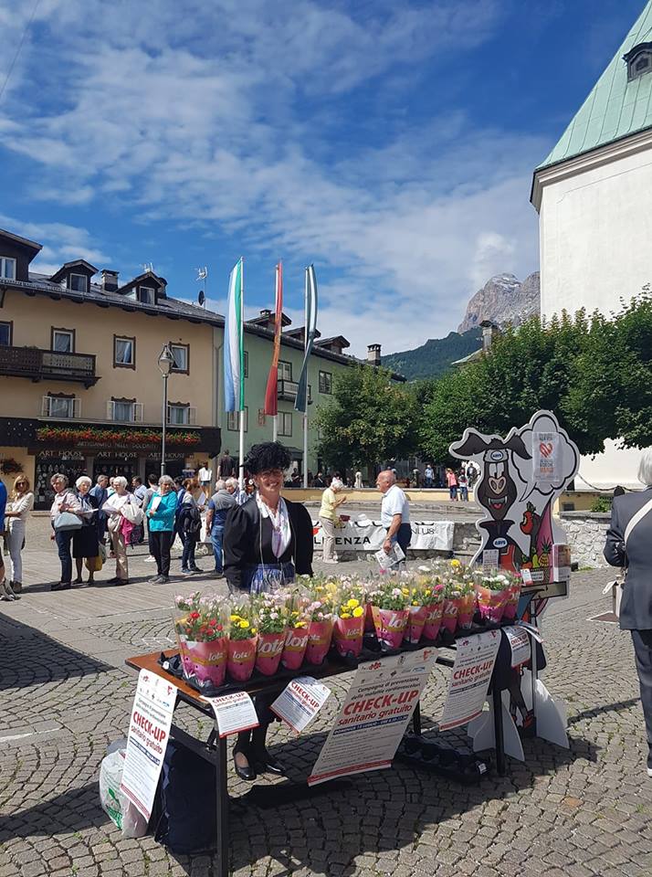 UldAnpezo's tweet photo. In occasione della campagna di prevenzione delle malattie cardiovascolari. Foto Chiara Costa (Cortina Marketing Seam) #mycortina #ulda #ladini #anpezo #tradizioni #cultura #salute @UldAnpezo https://t.co/tvgVAuJeMI