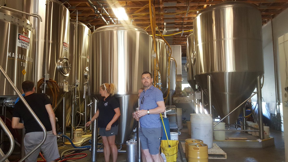 foodie_nix's tweet photo. We had a great time @YellowDogBeer with Nikki from @CanCraftTours 🍺
There's nothing like having a designated driver while drinking a bunch of tiny beers #nixpics #portmoody #visitBC #culinarycanada #afternoonbuzz https://t.co/UujYqE5jdm