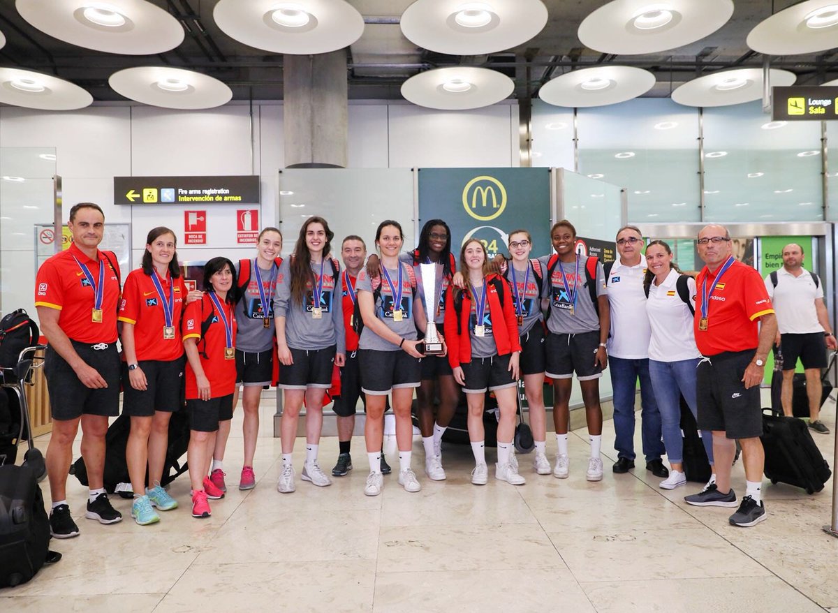 BaloncestoESP's tweet photo. Luciendo sus 🥇 Así acaba de llegar la #U20F 🇪🇸 al aeropuerto de Barajas tras proclamarse CAMPEONAS de EUROPA ‼️

Qué orgullosos estamos 😍 

#SomosEquipo https://t.co/1O6r40Q9xT