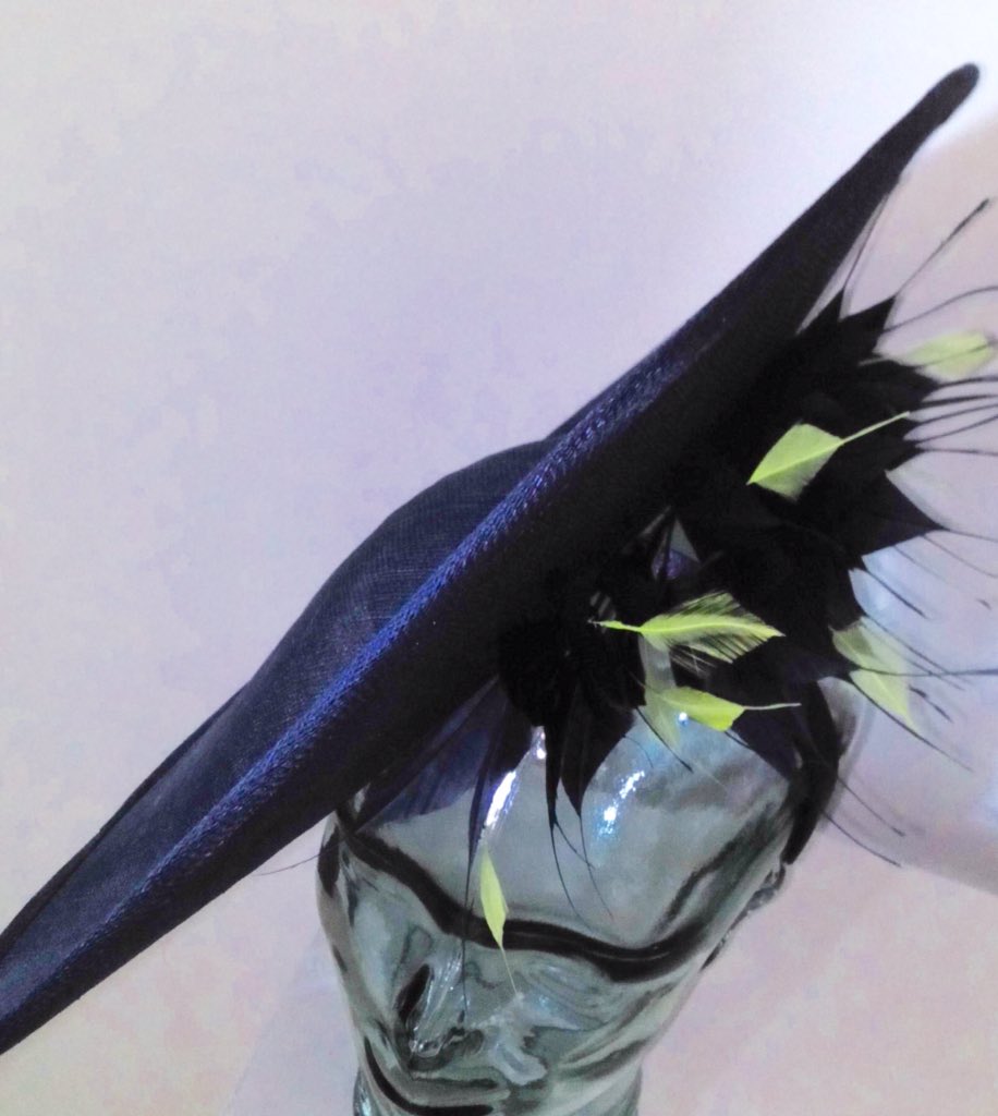 TamaleMillinery's tweet photo. Evening all #dorsethour, hope you're all well. Busy weekend making this very simple large brim hat for a lovely lady's day out to Ascot Races. Lots of navy hats around this year! π
#millinery #handmade #handblocked #handsewn #sinimay #feathers #navy #acidgreen #racing #Poole https://t.co/KuwhJBBAj6