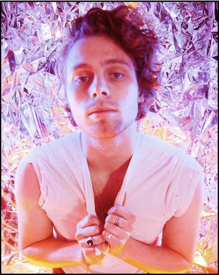 carrryonafi's tweet photo. sorry i’ve been so inactive this week but HAPPY 22nd BIRTHDAY LUKE!! #HappyBirthdayLukeHemmings https://t.co/iT2vsPeNhs