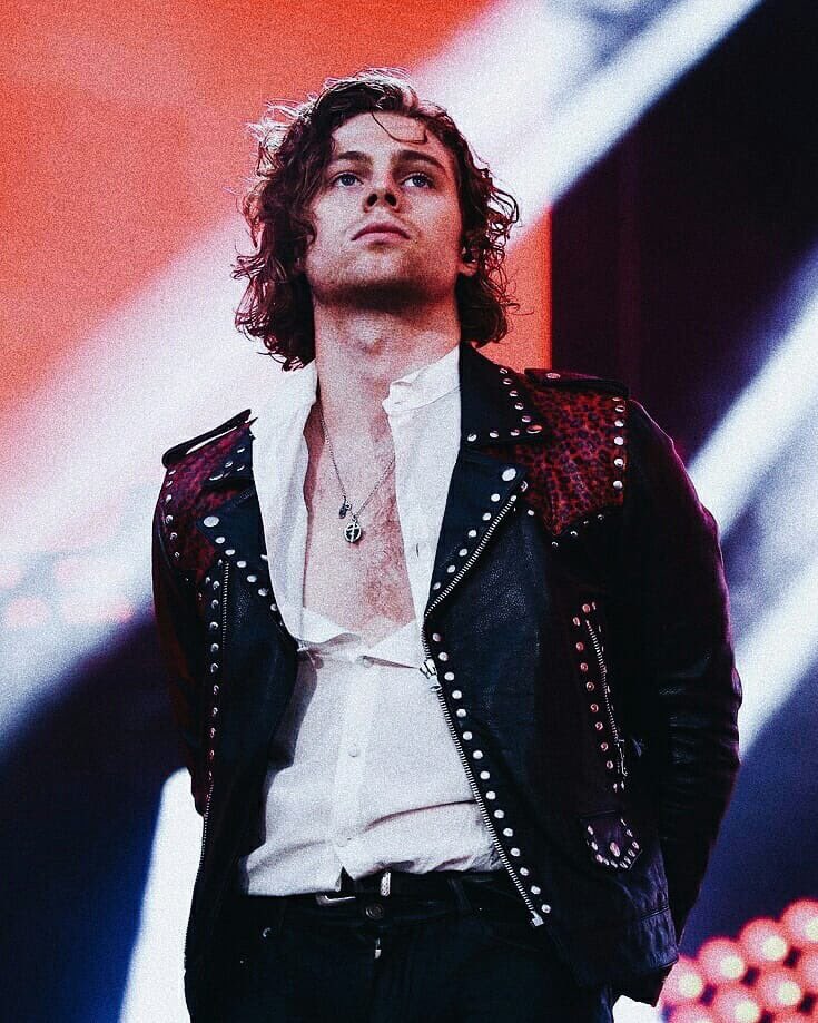 carrryonafi's tweet photo. sorry i’ve been so inactive this week but HAPPY 22nd BIRTHDAY LUKE!! #HappyBirthdayLukeHemmings https://t.co/iT2vsPeNhs