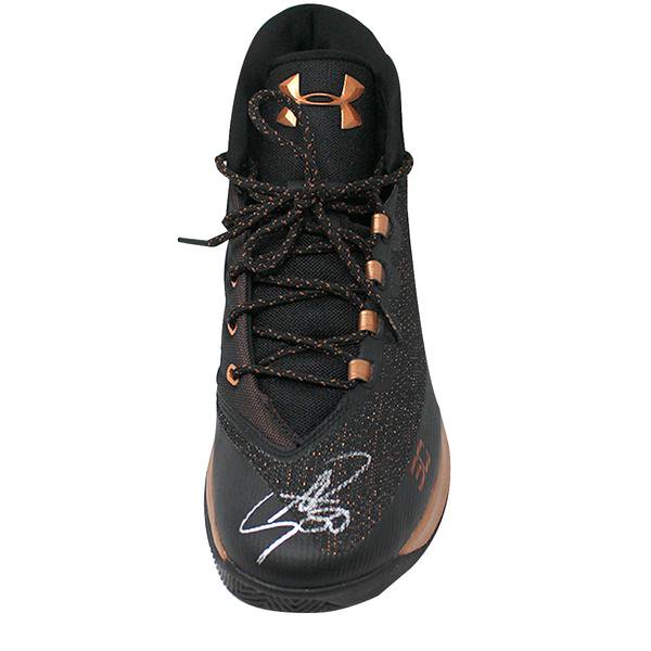 SteinerKicks's tweet photo. Signed game model @UnderArmour sneakers from @StephenCurry30 🔥 

https://t.co/8udeETVFqM https://t.co/U19GxShjAY