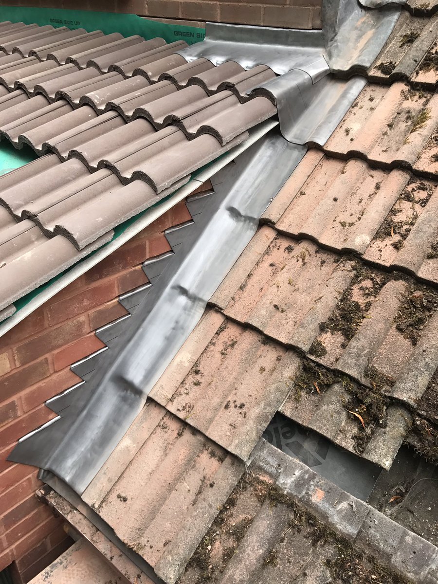 Bit of step flashing today in Calne , Wilts for <a href="/TheOpenPlanMan/">Jack Humphrys</a>