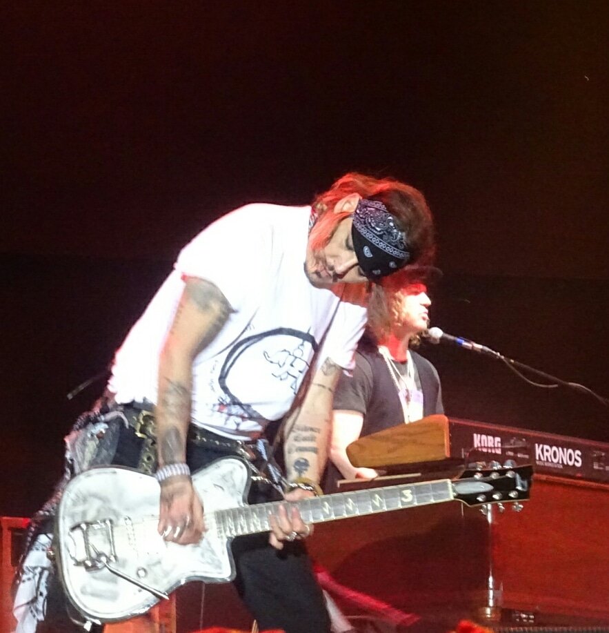 simona85c's tweet photo. #JohnnyDepp #hollywoodvampires #lsf18 #lsf #music #musicartist #band #fender #guitar https://t.co/97Pn7AJbeF