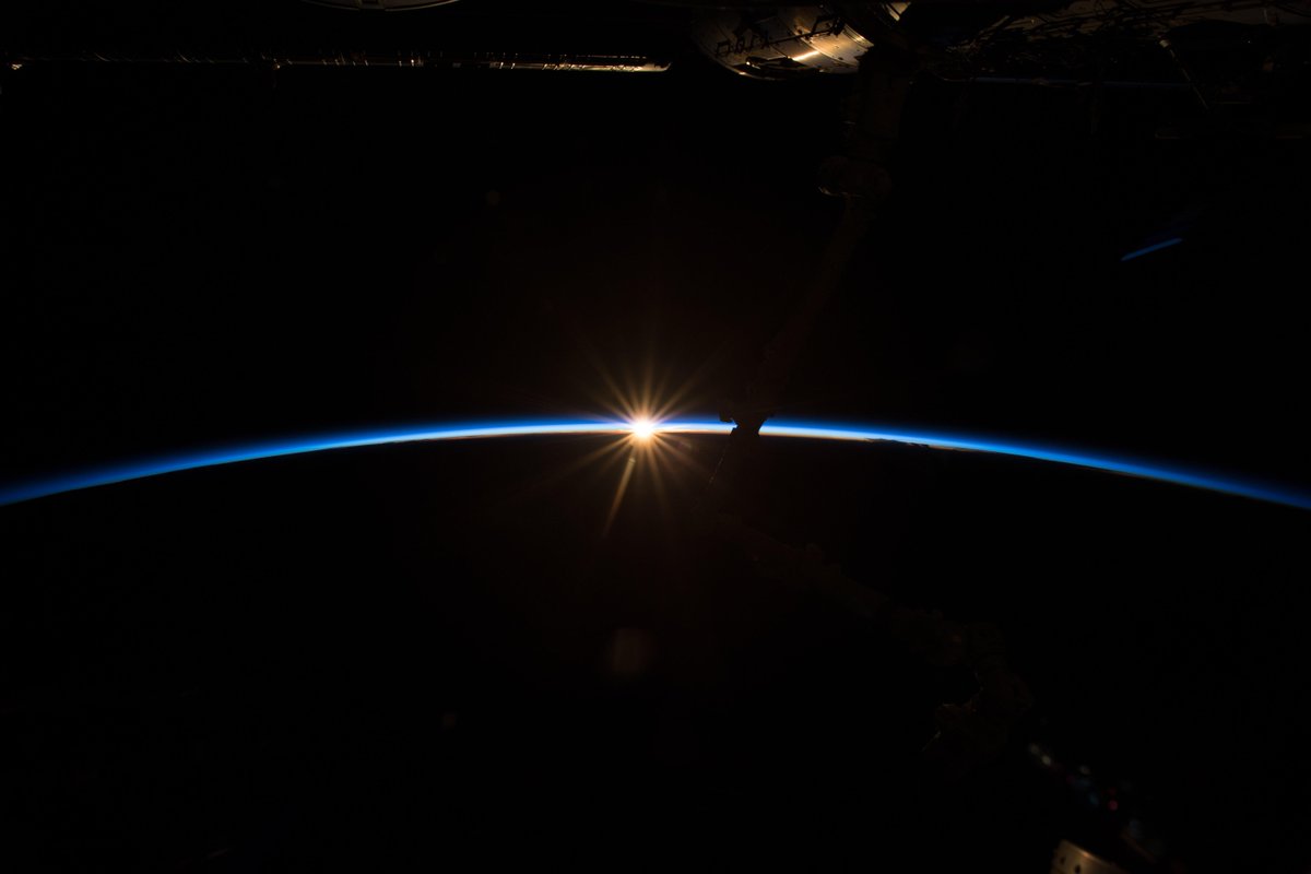Astro_Alex's tweet image. Koennt ihr uns sehen? In den naechsten Naechten wird die #ISS jeweils ueber deutschlands Nachthimmel ziehen, als der hellste Stern am Firmament. Und als der allereinzige mit Menschen an Bord. spotthestation.nasa.gov ⭐ #Horizons
