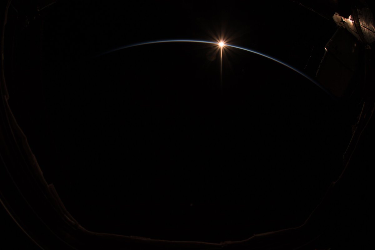 Astro_Alex's tweet image. Koennt ihr uns sehen? In den naechsten Naechten wird die #ISS jeweils ueber deutschlands Nachthimmel ziehen, als der hellste Stern am Firmament. Und als der allereinzige mit Menschen an Bord. spotthestation.nasa.gov ⭐ #Horizons