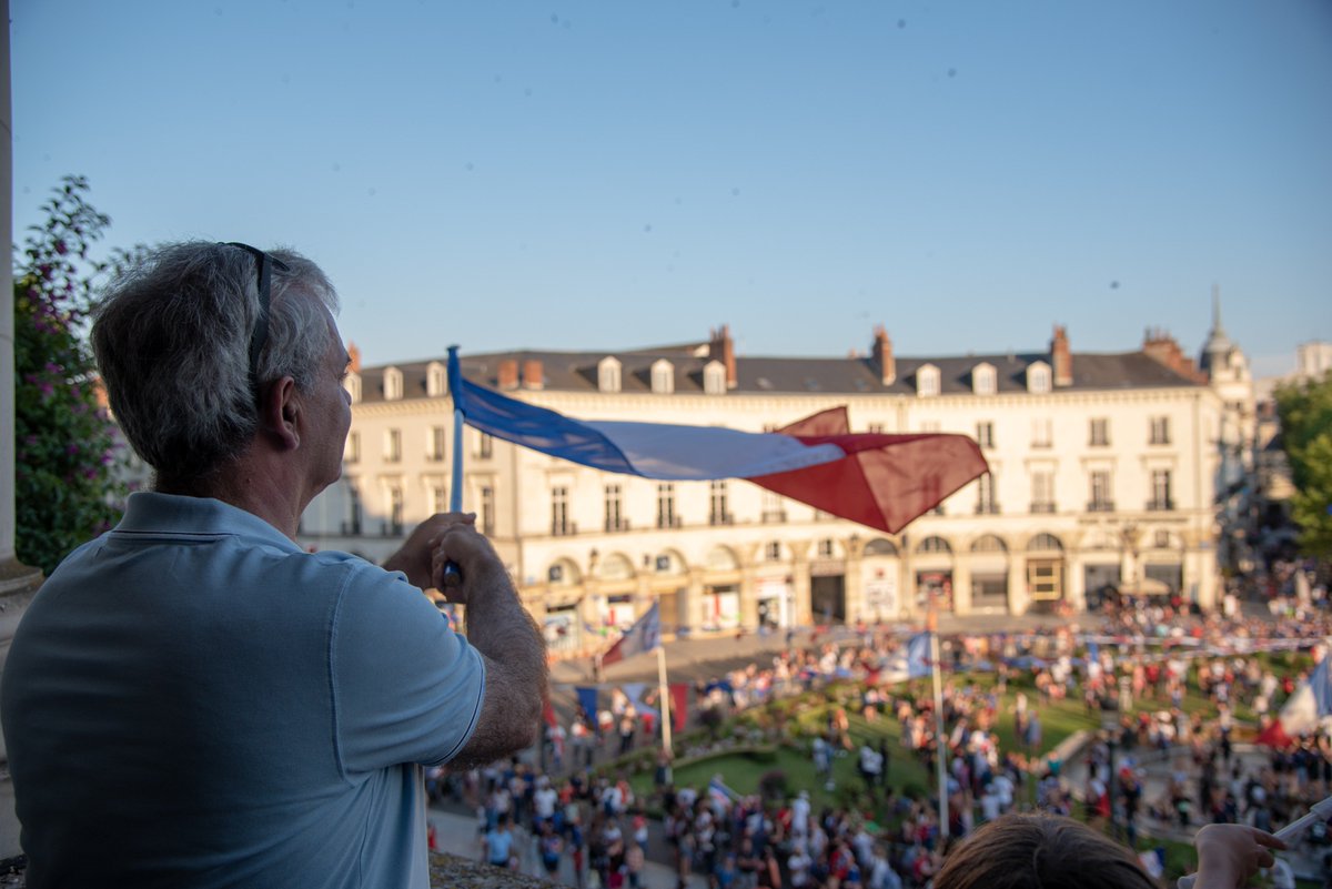 villedetours's tweet photo. Bon retour les bleus ! #Tours a vibré pour vous hier soir ! 🇫🇷 
#Bravolesbleus #Fiersdetrebleus #championsdumonde2018
© Ville de Tours - Vanessa Liorit https://t.co/sgSZf5zlPy