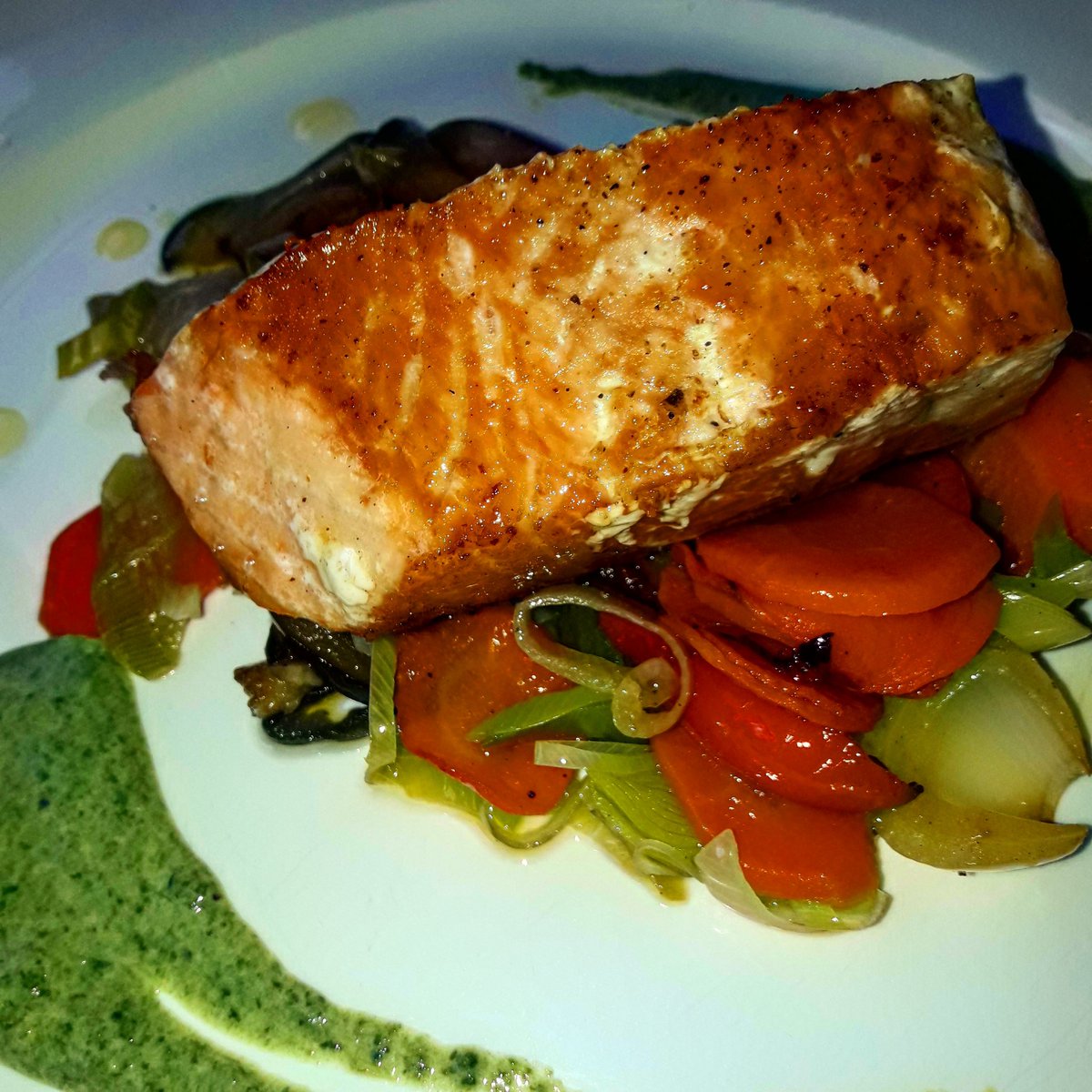 Salmón en colchón de Vegetales
@Rabelesfuego <a href="/GatoDumas_Mvd/">Gato Dumas Uruguay</a>