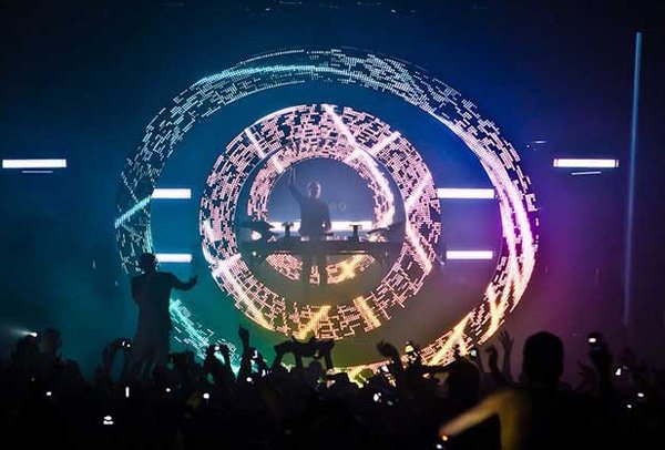 Pallaslcd's tweet photo. From a sketch on a napkin, to the creation of one of the most talked about live shows in electronic music! We put together a stage set for Sub Focus, which uses ground-breaking audio reactive and circular LED technology. Find out more https://t.co/Ws03n1vlcO #LEDvideodisplays https://t.co/Hs6m3xqXRv