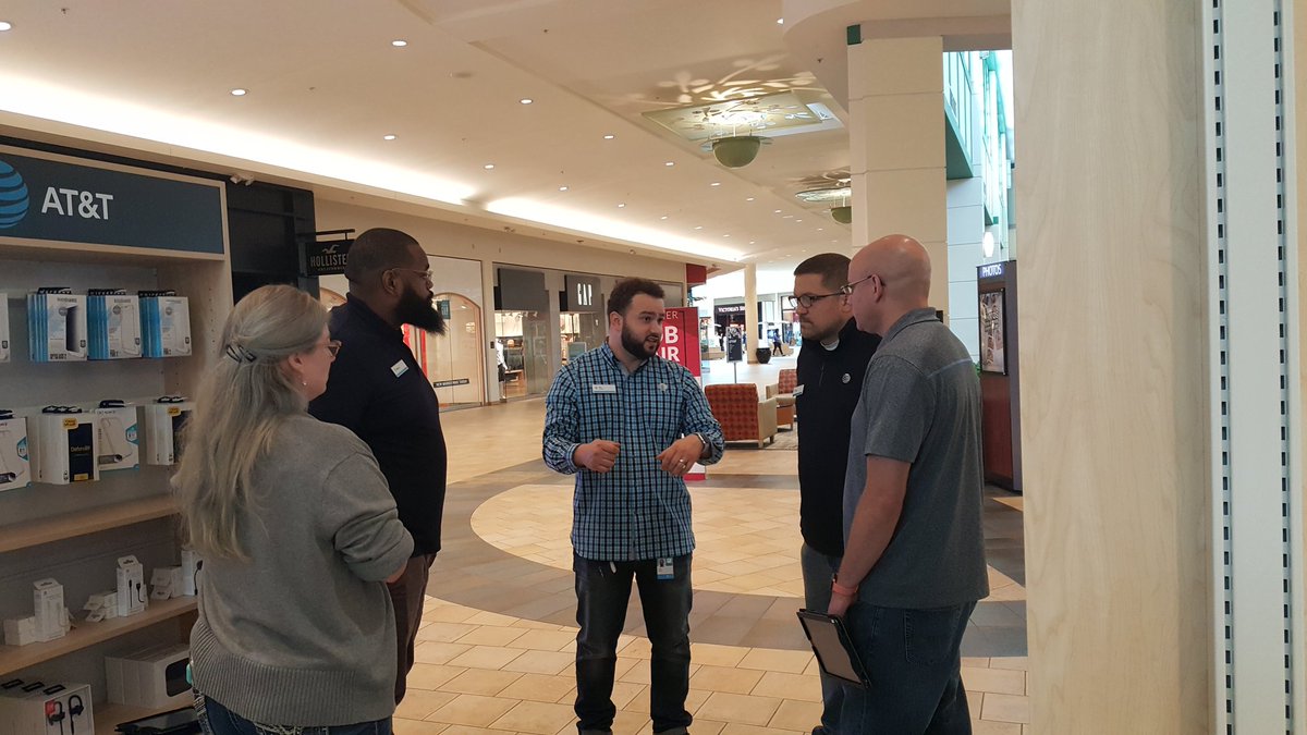 RobinWat4's tweet photo. Summit Mall ready for business!! @RayPenn92 held first team meeting and we have our 1st sale @THILL0810 @alysonwoodard. #ATTPopUp #OHPA #OhioHustlesHarder https://t.co/hyIF5WwigW